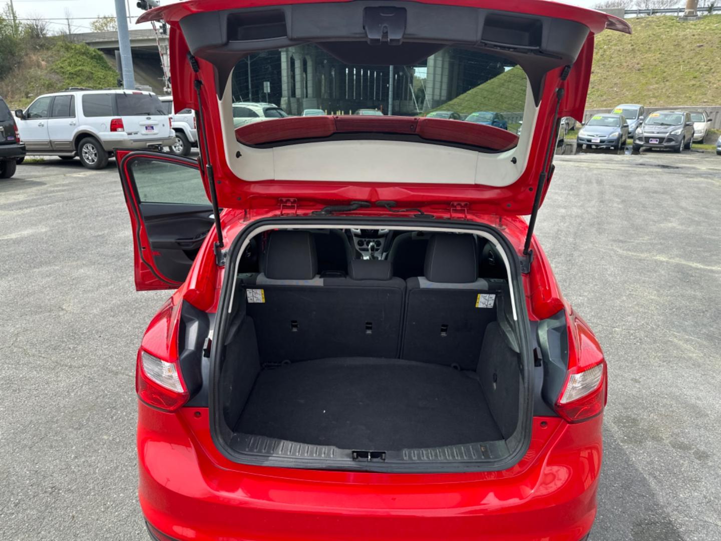 2014 Red Ford Focus (1FADP3K21EL) , Automatic transmission, located at 5700 Curlew Drive, Norfolk, VA, 23502, (757) 455-6330, 36.841885, -76.209412 - Photo#9